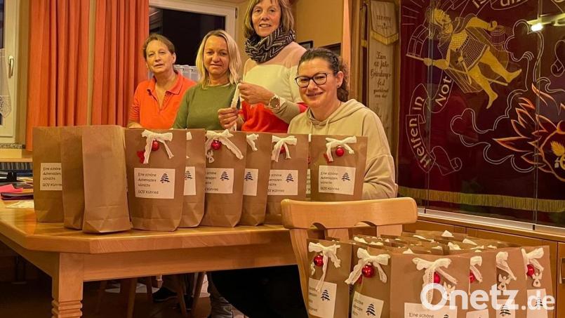 Mitglieder der Vorstandschaft des Gartenbauvereins Kühried fanden sich zum Tütenpacken im Feuerwehrhaus ein: Michaela Hummer (von rechts), Gerlinde Portner, Lydia Wagner und Gerlinde Brunner. Bild: Manfred Wagner/exb