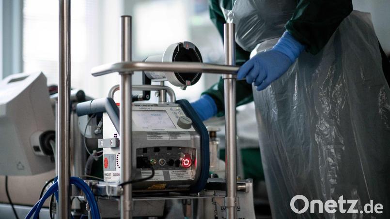 Eine Pflegekraft steht auf einer Intensivstation in einem Zimmer und bedient eine Herz-Lungen-Maschine. Foto: Fabian Strauch/dpa/Symbolbild Bild: Fabian Strauch