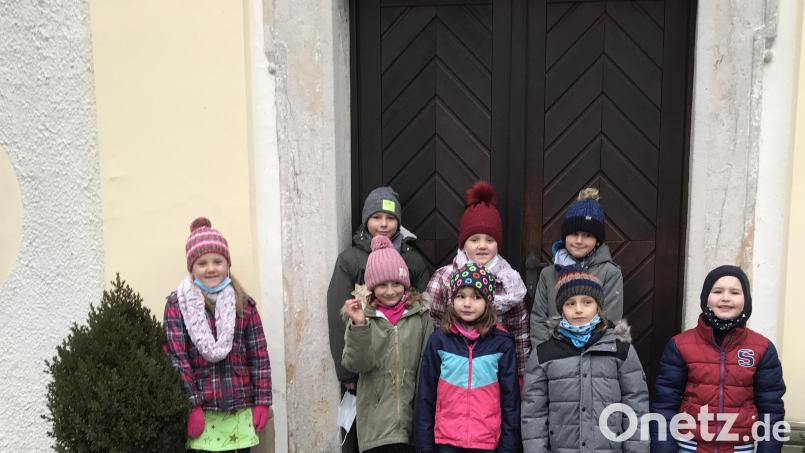 Wo an den Adventssonntagen die Kinder der evangelischen Kirchengemeinde im Freien beten und singen, hinterlegen sie Holzsterne aus Rindenholz. Bild: sei