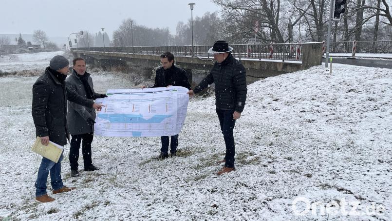 Hocherfreut, dass es nun losgeht mit dem Brückenbau, ist Bürgermeister Richard Kammerer (rechts) beim Ortstermin mit MdL Stephan Oetzinger, Andreas Kick und Baudirektor Tobias Bäumler (von links) vom Staatlichen Bauamt. Bild: sei