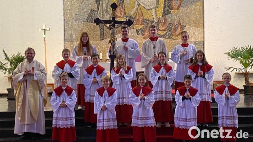 Pfarrer Stohldreier mit den neuen Ministranten (vorne, von links) Kilian Schiesl, Vinzent Nickl, Lea Kuhn, Tobias Artmann, Anna Meyer sowie (zweite Reihe, von links) Julius Ertl, Leon Neuber, Magdalena Knorr, Emma Renner, Felicia Schrems und mit (hinten, von links) Sina Haberberger, Julian Schieder, Thomas Koller und Lucie Lang. Bild: Pfr. Stohldreier/exb