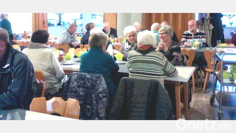 Bei Musik sowie Kaffee und Kuchen erlebten die Teilnehmer der Fahrt ins Blaue einen schönen Nachmittag im Gasthaus Busch in Kötzersdorf. Bild: njn