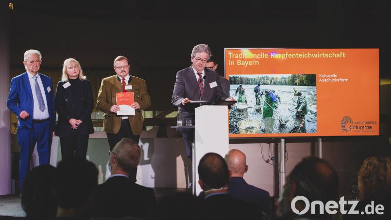 Hans Klupp und Alfred Stier (von rechts) nahmen die Ernennungsurkunde von Dr. Hildegard Kaluza (Kulturministerium Nordrhein-Westfalen) und Dr. Christoph Wulf (Deutsche Unesco-Kommission) entgegen. Bild: Bettina Engel-Albustin/Unesco-Kommission/exb