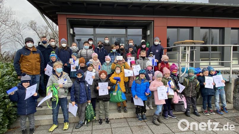Stolz präsentieren die 30 Kinder ihre Urkunden über die erfolgreiche Teilnahme am Schwimmkurs. Sechs von ihnen erwarben das begehrte Seepferdchen. Bild: bk