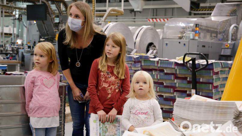 Große Augen machen die Kleinen bei der Herstellung unserer Kinderzeitung im Druckzentrum von Oberpfalz-Medien. Bild: Martin Zimmer