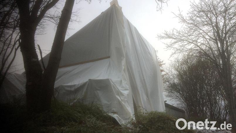 Was an ein Werk des verstorbenen Künstlerehepaares Christo und Jeanne-Claude erinnert, ist der verhüllte Baustellenbereich im Osten der Mehrzweckhalle in Fuchsmühl. Bild: wro