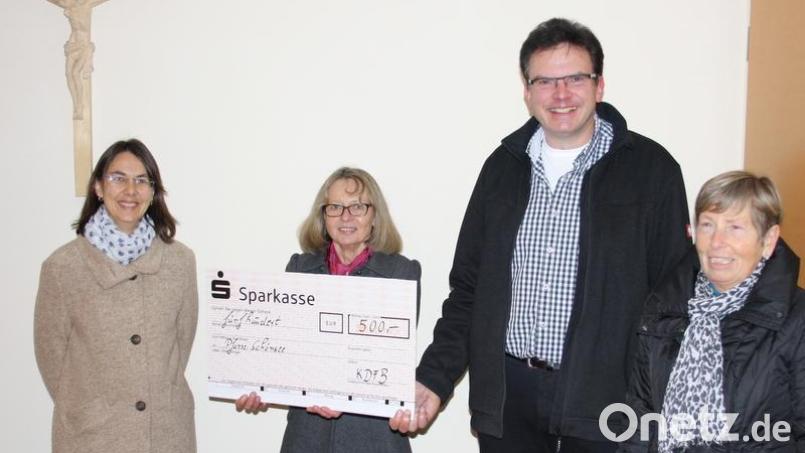 Ein Baustein für die Kirchenrenovierung: Hannelore Hopfner, Maria Reimer und Birgit Bayer übergaben den Scheck an Stadtpfarrer Wolfgang Dietz. Bild: Hannelore Hopfner/exb
