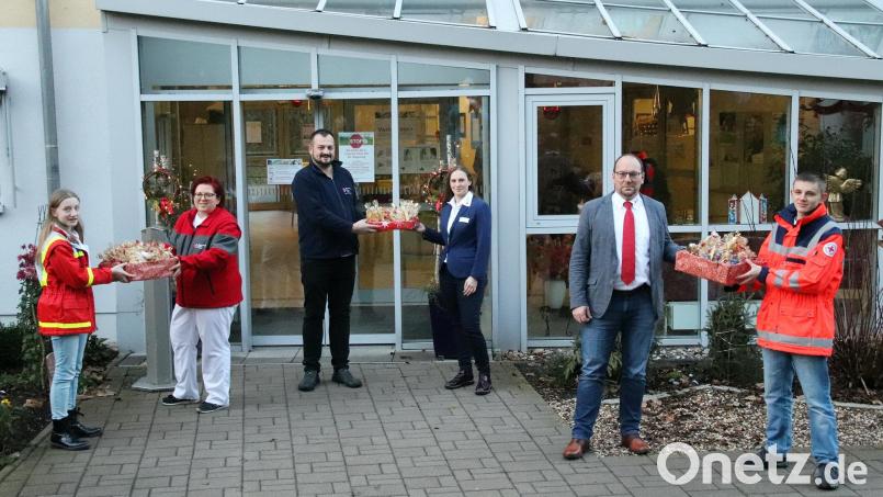 Bei der Übergabe des leckeren Gebäcks freuen sich die Verantwortlichen des BRK-Seniorenheims über die Spende. Bild: jma