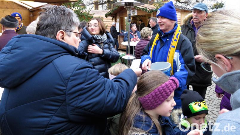Wie jedes Jahr hatte der Lions-Club Tirschenreuth auch im Advent 2019 beim Kunsthandwerklichen Weihnachtsmarkt seinen Losstand aufgestellt. Damals durfte noch Trubel sein. Nun haben sich die Lions wegen Corona eine Alternative überlegt. Archivbild: ubb