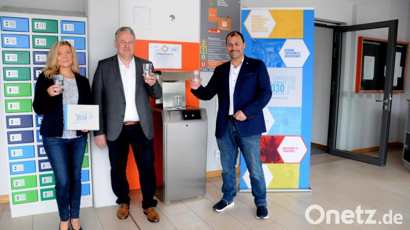 Ein Prosit auf den Trinkwasserspender: Von links Nicole Graf, Landrat Richard Reisinger und Schulleiter Martin Zimmermann, die mit frisch gezapftem Wasser anstoßen. Bild: Christine Hollederer/exb