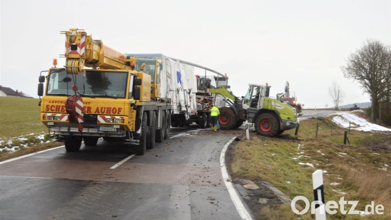 Noch gut 24 Stunden nach dem Unfall ist die Kreisstraße zwischen Großbergerdorf und Katzbach gesperrt gewesen. Die Bergung eines Lasters, der Dienstagnachmittag von der Straße gerutscht war, gestaltete sich aufwändig Bild: Dominik Altmann