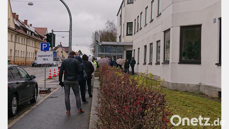 Impfwillige mit Termin stehen am Mittwochnachmittag vor dem Impfzentrum in Waldsassen an. Bild: lue