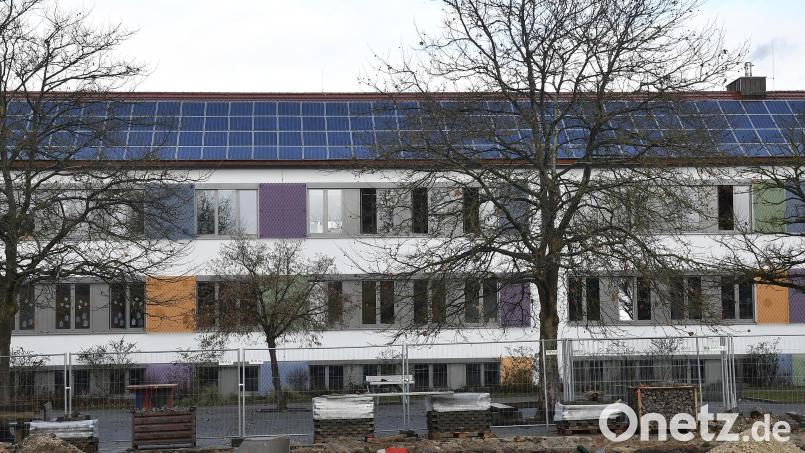 Auf der Ammersrichter Schule befindet sich bereits eine Photovoltaikanlage. Der Bauausschuss will noch deutlich mehr städtische Gebäude mit diesen Sonnenkraftwerken bestücken. Bild: Petra Hartl