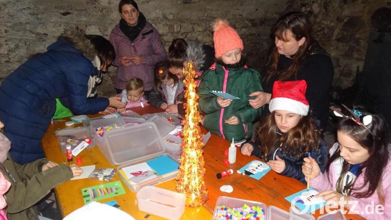 Schulter an Schulter basteln: Das ist heuer wegen der Pandemie nicht angesagt. Auch das restliche Programm für den Pfreimder Adventmarkt erschien den Verantwortlichen aus den Vereinen zu riskant, da die Vorgaben nur schwerlich einzuhalten wären. Deshalb entfällt die Veranstaltung zum zweiten Mal in Folge. Archivbild: hm