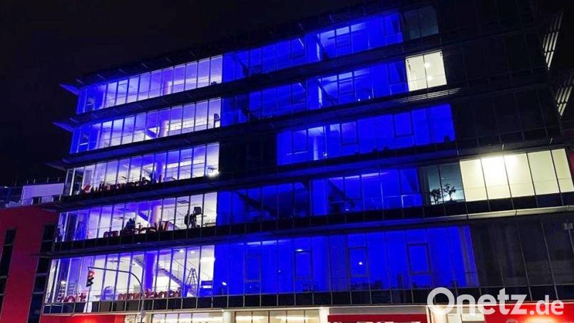 Das Witt-Hauptgebäude in der Schillerstraße in Weiden fällt aktuell besonders ins Auge: Es leuchtet nachts in Blau. Und das will auch etwas heißen. Bild: Oliver Fienz von E5-Events