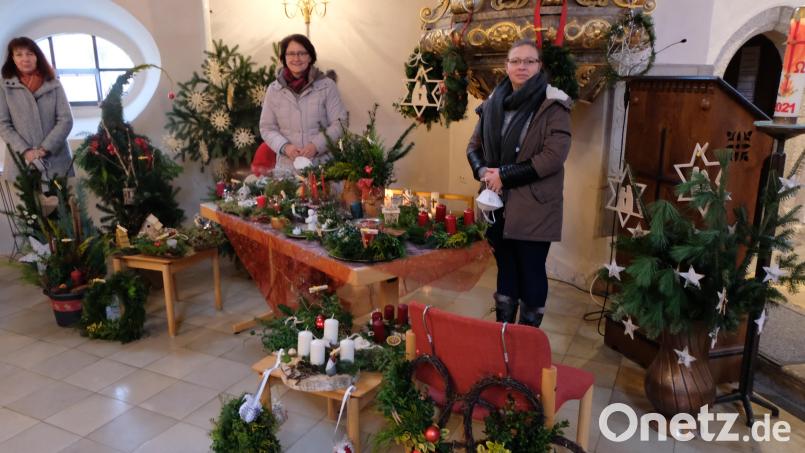 Erstmals präsentierte der Evangelische Frauenbund seinen Adventsbasar vor dem Altarraum der Pfarrkirche. Bild: le