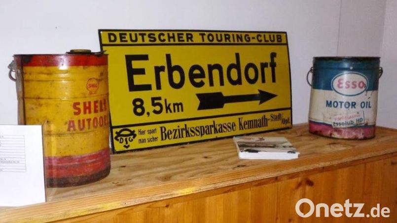 Das alte Hinweisschild des Deutschen Touring-Clubs zeigt zwar nach Erbendorf, ab dort bleiben für zwei Monate die Türen des Heimat- und Bergbaumuseums geschlossen. Bild: njn