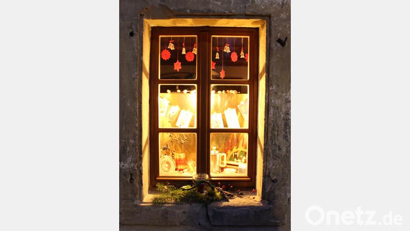 Unter dem Motto "Wir sagen euch an den lieben Advent" leuchten im Kirchenthumbacher "Gagglhof" seit dem 1. Advent vier verschieden dekorierte Adventsfenster. Bild: lep