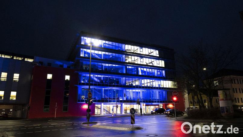 Das Witt-Hauptgebäude in der Schillerstraße in Weiden fällt aktuell besonders ins Auge. Es leuchtet nachts in Blau. Und das will auch etwas heißen. Bild: Philipp Koller/Agentur BEWEGTERBLICK