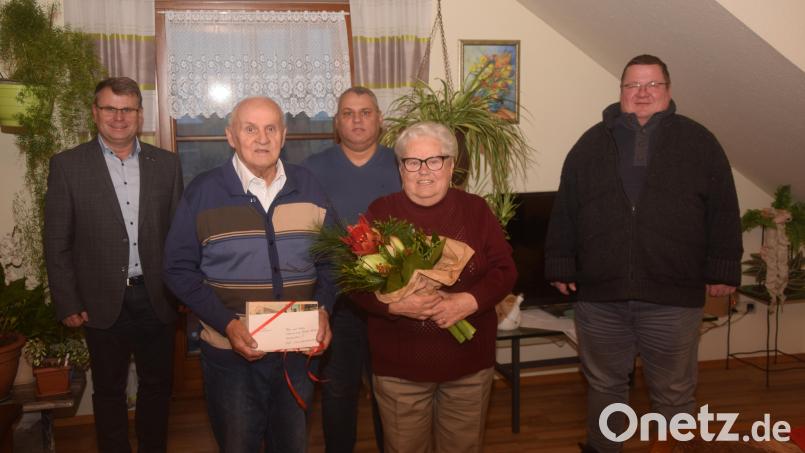 Helmut und Sonja Grünes sind seit 60 Jahren verheiratet. Zur diamantenen Hochzeit überbringen Pfarrer Hubert Bartel (rechts) und Bürgermeister Karlheinz Budnik (links) die Glückwünsche. Mit dabei auch Sohn Tobias (Mitte). Bild: fz