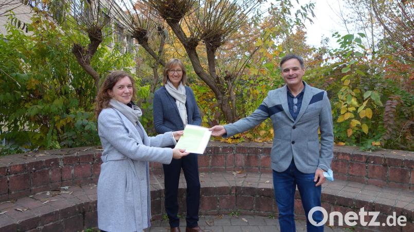 Bei der Urkundenübergabe zeigt das Bild (von links) Christina Apel, Johanna Baumann und Oliver Vogel. Bild: Oliver Vogel/exb