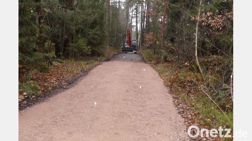 Mit dem Einbringen von Frostschutzmaterial wird der Forstweg auch für größere Fahrzeuge nutzbar. Bild: rn