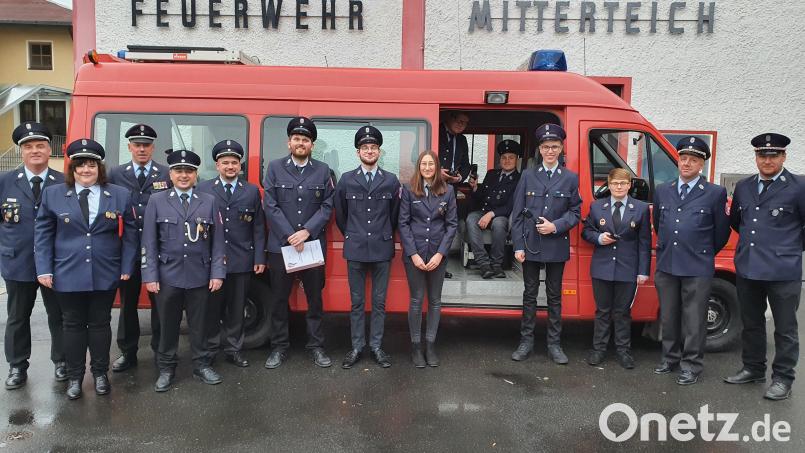 Einen Funklehrgang in Mitterteich absolvierten elf Aktive von fünf Feuerwehren. Im Bild die Teilnehmer mit (von links) Kreisbrandmeister Wolfgang Wedlich sowie die Kommandanten Johanna Pfohl (Neudorf-Rosenbühl), Franz Bauernfeind (Mitterteich), Stefan Kreuzer (Konnersreuth) und Thomas Zintl (Pechofen). Bild: jr
