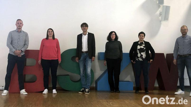 Zum Projektteam &quot;Ausbildung stabilisieren&quot; gehören (von links) Berufsberater Bernd Schmidtke, Schulsozialpädagogin Elisabeth Müller, Schulleiter Thomas Metzler, Pädagogische Fachkraft Anne Keté-Ebetina, Projektleiterin Tanja Fichtner und Beratungslehrer Michael Heinzmann.

### es fehlt ein Name, hab ich angefordert ##### Bild: VHS Weiden-Neustadt/exb