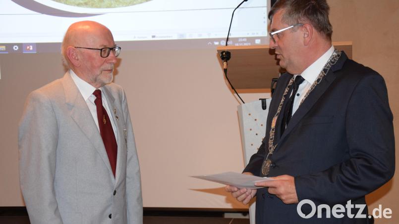 Stellvertretend für die gesamte Chorgemeinschaft gratulierte Bürgermeister Peter Braun (re) dem Vorsitzenden Ernst Lesser zu diesem besonderen Jubiläum. Bild: bö