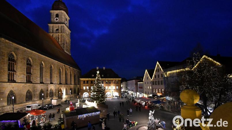 Der weihnachtlich dekorierte Marktplatz in Amberg schaut im Dezember eigentlich anders aus als heuer. Der Weihnachtsmarkt durfte wegen Corona nicht öffnen. Bild: Petra Hartl