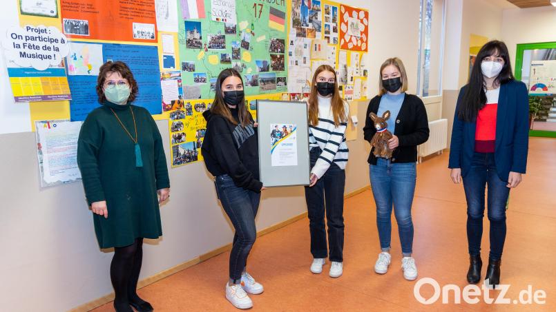 Die Neustädter Realschüler nehmen die Auszeichnung für das alternative Austauschprojekt entgegen. Bild: Tobias Neubert/exb
