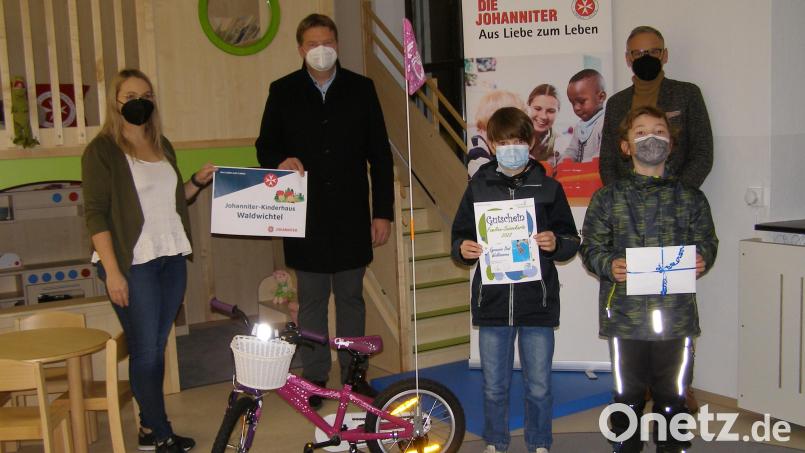 Die Hauptpreisträger (vorne, von rechts) Benno Frank und Corbinian Ziegler zusammen mit den Jury-Mitgliedern (hintere Reihe, von rechts) Bürgermeister Bernd Sommer, Stadtbaumeister Hubert Siller sowie Katja Bloßfeldt, die Leiterin des Johanniter-Kinderhauses Waldwichtel. Bild: pz