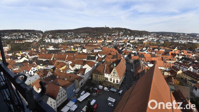 Vom Martinsturm aus gesehen wäre noch viel Platz für Solartechnik auf Amberger Dächern. Wobei das in der Altstadt wegen des Denkmalschutzes schwierig sein dürfte. Bild: Petra Hartl