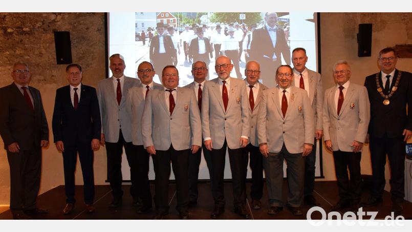 Sein 100-jähriges Bestehen begeht heuer der Männergesangverein Liederkranz Schmidmühlen. Dazu gratulieren beim Ehrenabend Bürgermeister Peter Braun (rechts) sowie seine beiden Stellvertreter Martin Bauer und Mathias Huber (von links). Bild: bö