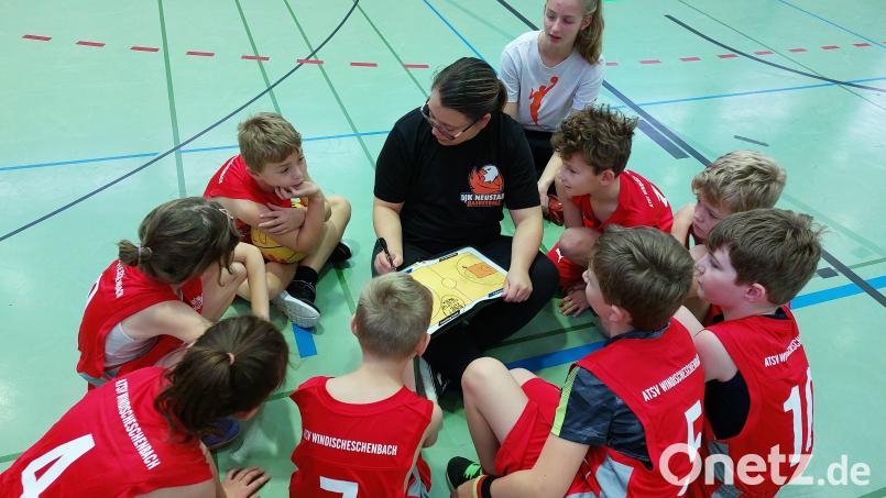 Die Basketballkids vom ATSV Windischeschenbach sind schon jetzt eine tolle Gemeinschaft. Den ersten Sieg hat die im wahrsten Sinne des Wortes junge Mannschaft mittlerweile auch eingefahren Bild: Karina Kopatsch/exb