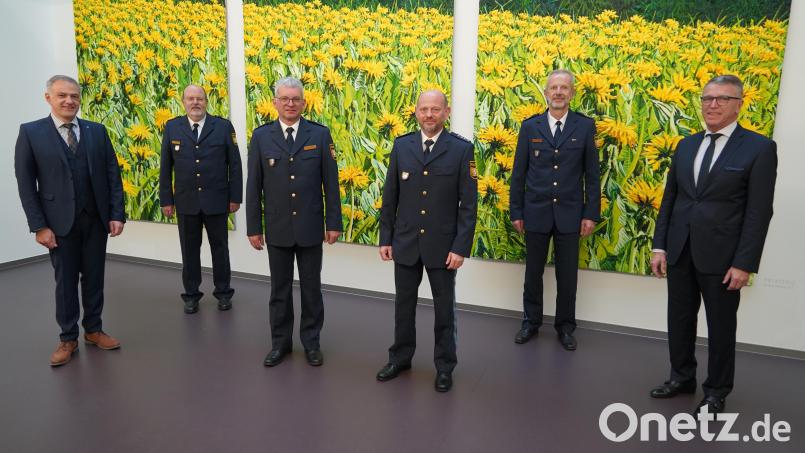 Bei einer kleinen Feierstunde wurde Erster Polizeihauptkommissar Werner Schönfelder (Dritter von links) von Landrat Roland Grillmeier, Polizeipräsident Norbert Zink, Kriminalhauptkommissar Johannes Zeug, Polizeivizepräsident Thomas Schöniger und Bürgermeister Franz Stahl (von links) in den Ruhestand verabschiedet. Bild: Polizeipräsidium Oberpfalz/exb
