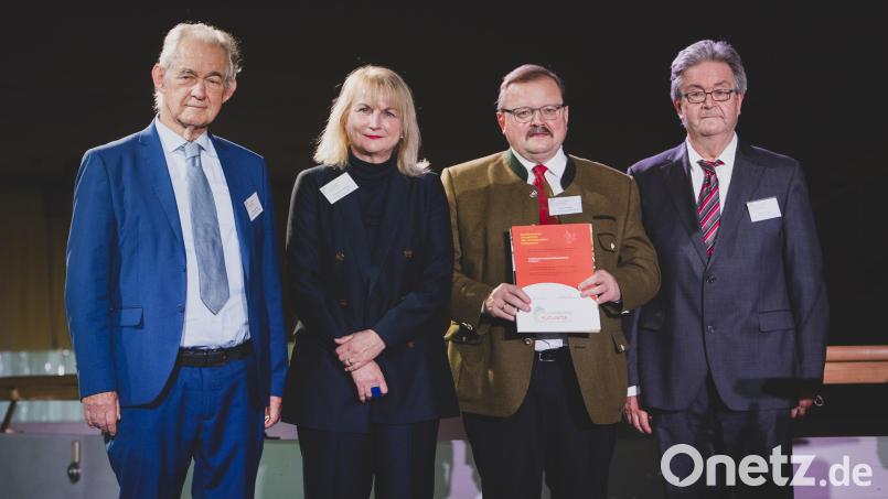 Der Initiator der Bewerbung Hans Klupp erhält zusammen mit Alfred Stier (von rechts) die Urkunde von Dr. Christoph Wulf (Deutsche Unesco-Kommission) und Dr. Hildegard Kaluza (Ministerium für Kultur und Wissenschaft). Bild: Bettina Engel-Albustin/Dt. Unesco-Kommission/exb