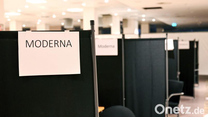 Der Impfstoff von Moderna ist beim Boostern in den Impfzentren und bei Hausärzten in Weiden und im Landkreis Neustadt/WN im Moment erste Wahl. Die Liefermenge für Biontech wurde stark reduziert. Bild: Annette Riedl