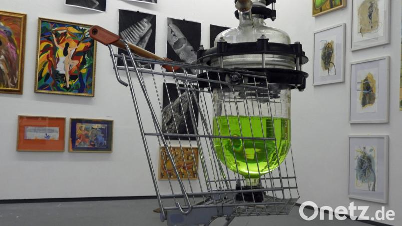 Unter dem Ausstellungstitel „2 Schritte vorwärts, kein Zurück: Spuren bleiben“ locken die Mitglieder des Kunstverein Weiden und des AK Kunst mit originellen Werken. Bild: Winkler