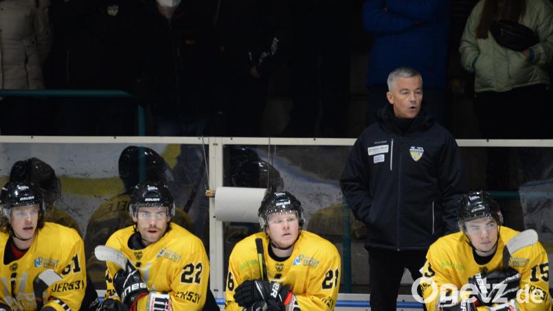 Dirk Salinger, wieder am Rande der Bande als Interimstrainer des ERSC Amberg. Archivbild: Andreas Brückmann