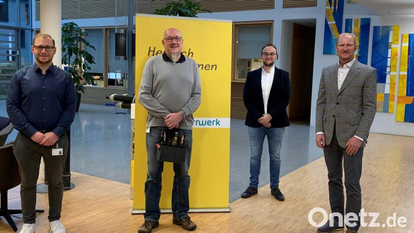 Joachim Kellner (2. von links) kann auf 40 Dienstjahre beim Bayernwerk zurückblicken. Hierzu gratulierten Alexander Radlbeck, Leiter Netzdienste Oberpfalz (rechts), Maximilian Nößner, Fachbereichsleiter und Jonas Fehr, Teamleiter (links) ganz herzlich.
Bildquelle:
Fotograf: Claudia Dirscherl
Bildrecht: Maximilian Nößner Bild: Claudia Dirscherl