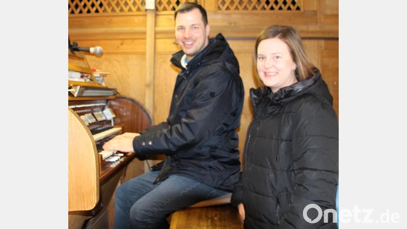 Roland Nizbon (Orgel) und Paula Weigert (Gesang) erfreuen die Besucher der adventlichen Stunde in der Schmidmühlener Pfarrkirche. Bild: bjo