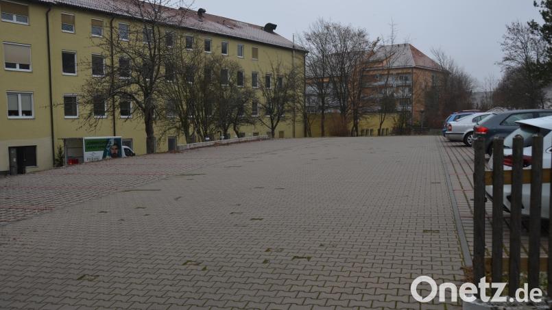 Diese Parkplätze am ehemaligen Krankenhaus würde ein Investor gerne ablösen. Sie gehören Bewohnern des ehemaligen Schwesternwohnheims. Bild: dob