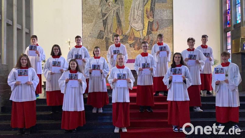 Geehrte und verabschiedete Ministranten mit (vorne von links) Tabea de la Vega, Michelle Bauer, Alina Lang, Emelie Dobmeier und Fabian Ziegler. Zweite Reihe, von links: Leonie De la Vega, Leonie Ruhland, Elias Gallersdörfer und Luca Haberberger sowie (hinten, von links) Julian Jäger, Louis Faltenbacher, Fabian Bodensteiner, Paul Koller und Valentin Schiesl. Bild: Pfr. Stohldreier/exb