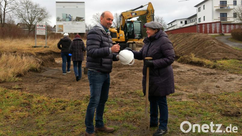 Initiatorin Marianne Deml (rechts) und Bauunternehmer Franz Wilhelm (links) gaben den Startschuss für das Senioren-Wohnprojekt "Am Ufertal" in Neunburg vorm Wald. Bild: Hirsch