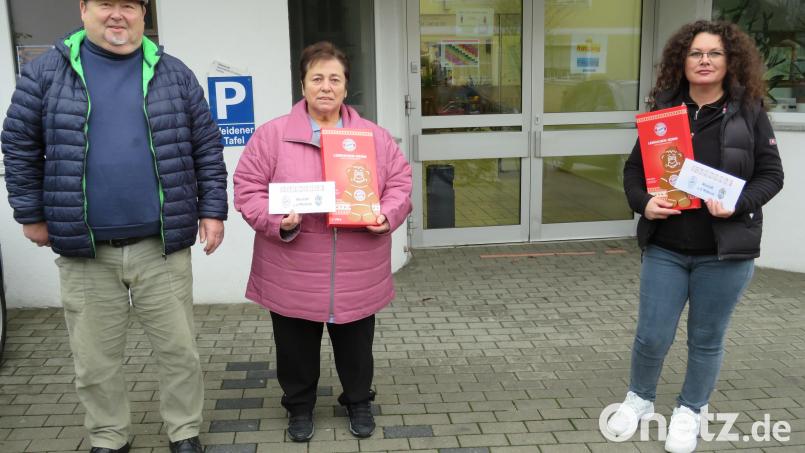 Karl Schmidt überreichte jeweils 250 Euro an Mitarbeiterin der Tafel Diana Hermann und an Mandy Castillo-Schmidt für die christliche Rumänienhilfe.. Bild: adj