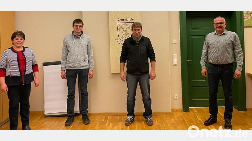 Bürgermeister Hubert Kraus (rechts) vereidigte mit Zweiter Bürgermeisterin Christa Bayer die neuen Feldgeschworenen Ludwig Rickauer und Martin Lorenz (von links). Bild: twg