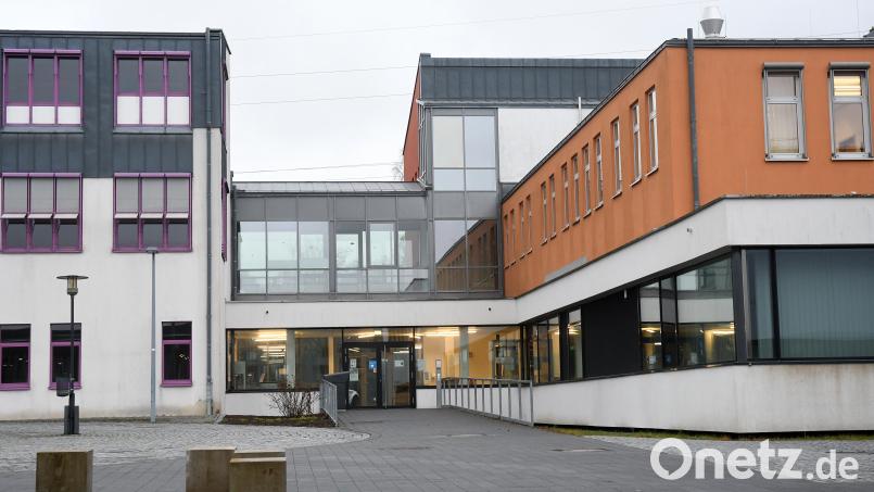 Der Verbindungsbau zwischen der Fakultät Betriebswirtschaft und der Fakultät Wirtschaftsingenieurwesen mit Bibliothek an der OTH Weiden soll aufgestockt werden. Bild: Gabi Schönberger