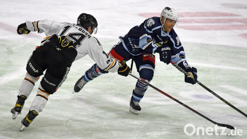 Die Blue Devils bekommen es am Wochenende auswärts mit dem EV Füssen (Freitag, 19.30 Uhr) und zu Hause mit dem ECDC Memmingen (Sonntag, 18.30 Uhr) zu tun. Das Bild zeigt eine Szene aus dem Heimspiel gegen Füssen (3:1) mit dem Weidener Stürmer Chad Bassen (rechts), der mit 24 Punkten die Scorerliste der Oberliga Süd anführt. Archivbild: gb