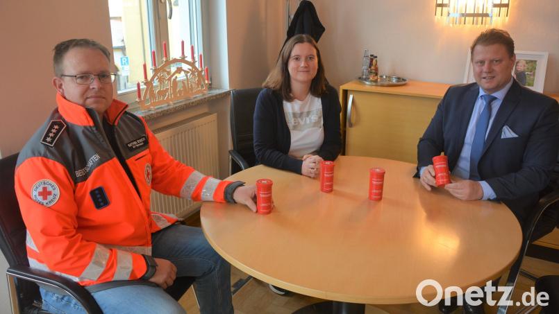 Sie werben für den Kauf der Rotkreuzdose vor, die ab sofort im Seniorenbüro für fünf Euro erhältlich ist: (von links) BRK-Bereitschaftsleiter Matthias Dittrich, Seniorenbüro-Leiterin Christiane Bleistein und Bürgermeister Stefan Grillmeier. Bild: jr